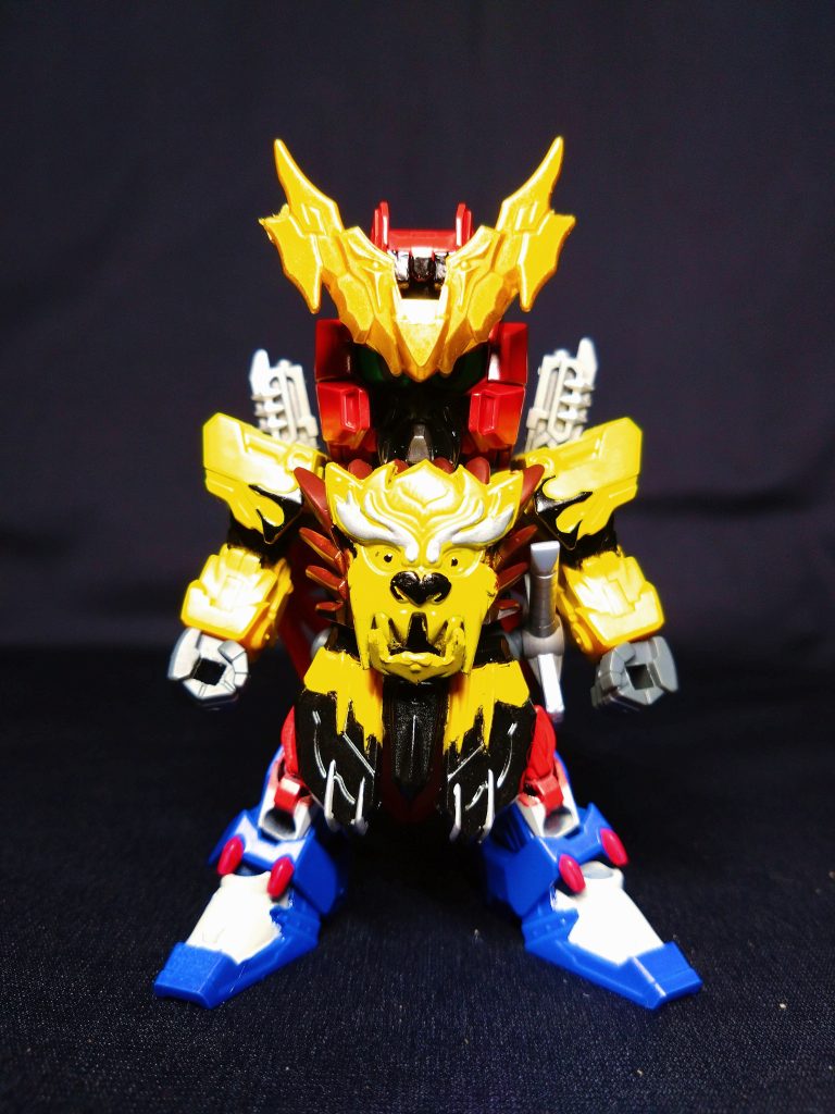 今後の合体を考慮し、パーツはシンプルにまとめています。他の戦隊ロボSDよりも細見で、なんなら似たようなコンセプトで制作した三体合体のビーストロードや激闘ガンダムより細見です。