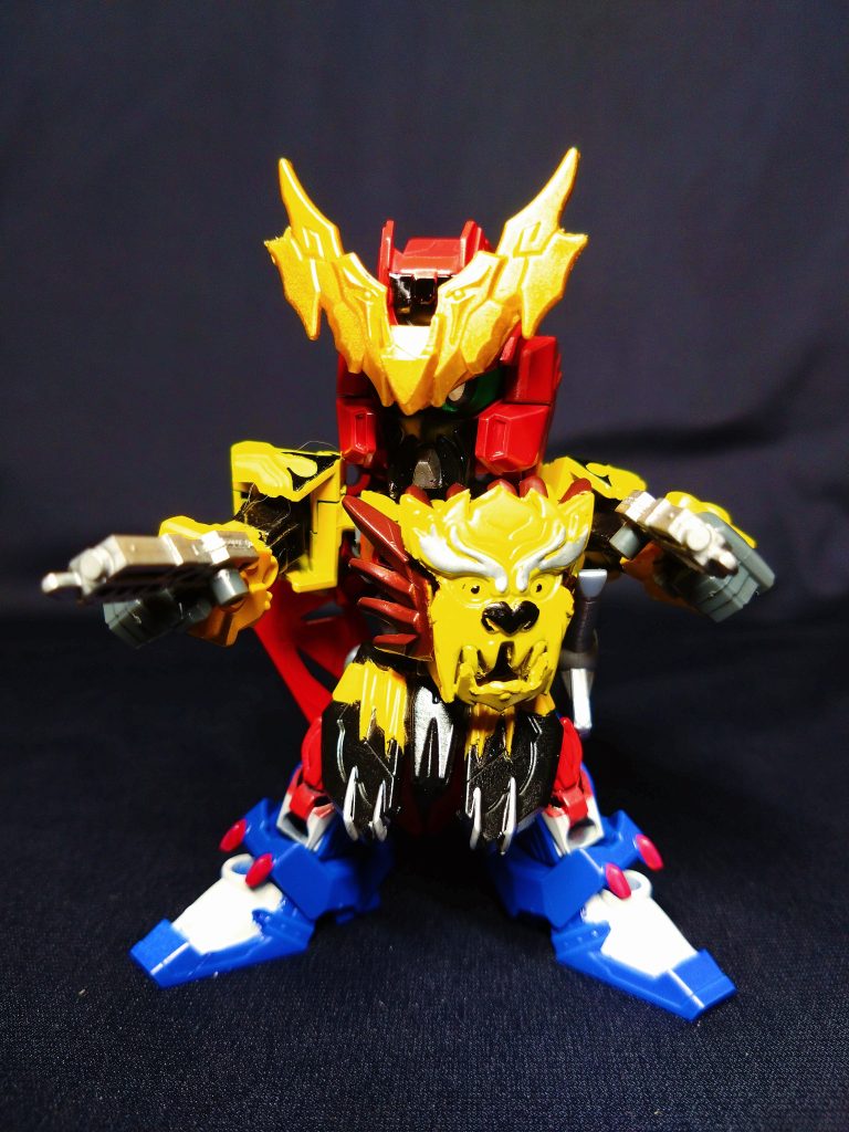 パーツのせいか胸ライオンの目がかわいいことに。これはこれで味があっていいかも。足先は曹操ウイングのパーツを使えばドルフィンらしさが出せたのですが、後の合体や接続具合からこの形に。シンプルこそ難しいということにもろにぶち当たった制作でした。