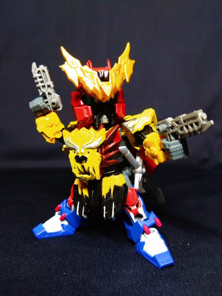 設定は三国創傑伝のキングダムワールド出身になります。ラクヨウの研究所で、張角と共に黄化トリニティを研究する研究者の一人です。黄化トリニティに生み出し、異形の姿になった張角を救うべくバグと戦います。