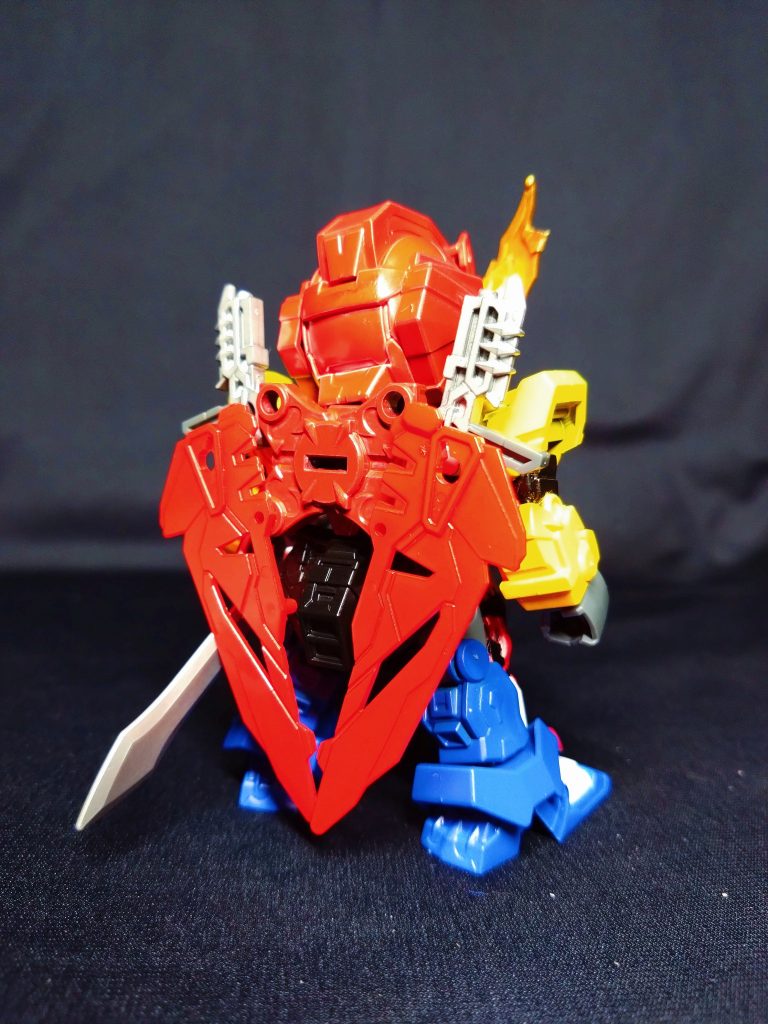 翼はマントをイメージしているため、余計な差し色塗装はしていません。両肩の銃は背部側の凹にも取り付けられるので、原作仕様か玩具仕様での再現ができます。