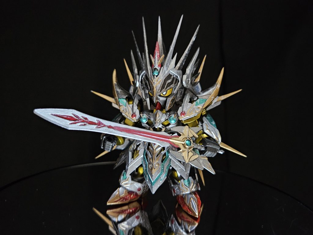 こういう鎧系のガンプラは初めて作りましたが、色分けすると無茶苦茶カッコいいですね!