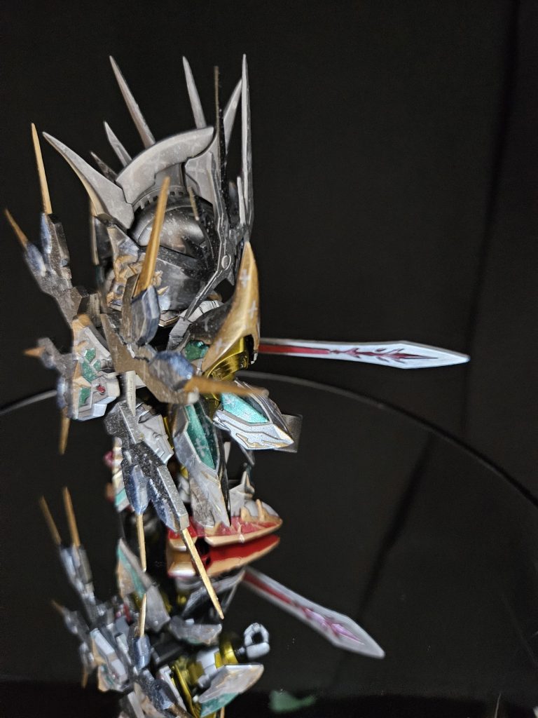 わかりにくいですが、肩の前方から後方にかけて蛇腹になってる部分はキットだと半分しか無いため、パテで延長しました。思いの外綺麗に仕上がり、個人的には自信のある部位になります。