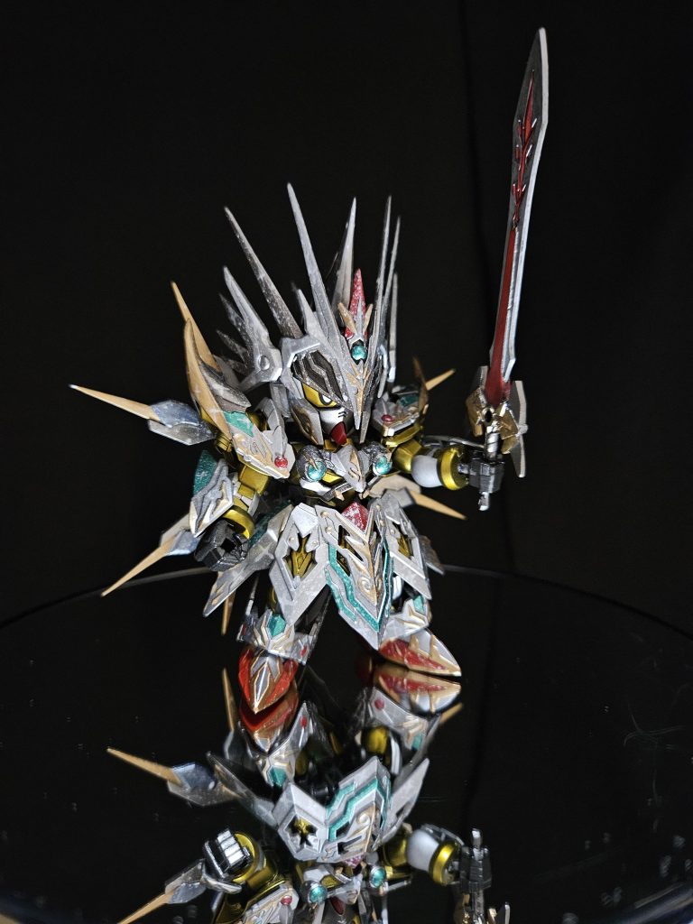 ストライクフリーダムということで、内部フレームは金色にしました。鎧表面のエングレービングと異なる印象になるようキャンディ塗装にしたのは正解でした。また、キラキラ輝いてる感じを出すためにスパッタリングも施しました。十字の輝きも入れてみましたが、こちらは綺麗に出来なかったので要改善です。