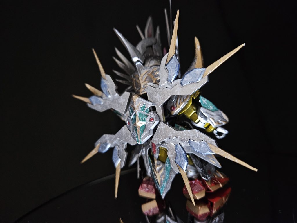 バックパックはストライクフリーダムのスーパードラグーンをイメージしてスクラッチしました。本家のドラグーンは畳まれてますが、ナイトストライクの元ネタ・アーサー王物語のガウェインを意識して太陽を連想できるような形にしました。(ガウェインは朝から正午まで力が3倍になる能力があります)