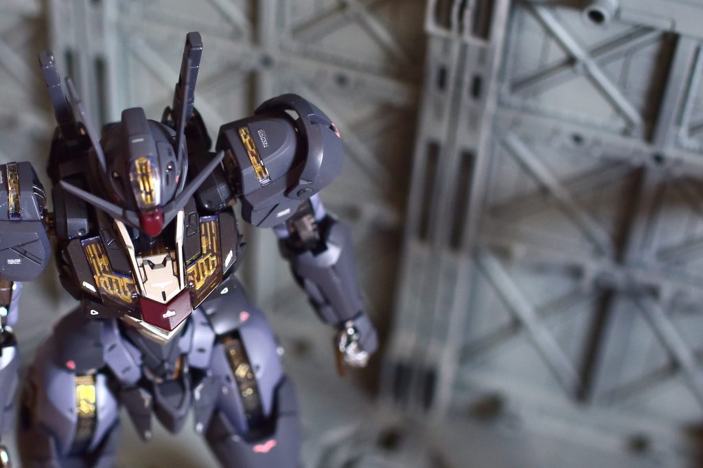 エリクトに強く大きく育って欲しいというプロスペラの思いから、大型モビルスーツへと改修されたという設定になります。サイコガンダムオマージュなのは大型モビルスーツといえばサイコガンダムということもありますし、パーメットや強化人士等を鑑みるとサイコガンダムしかないかなと。