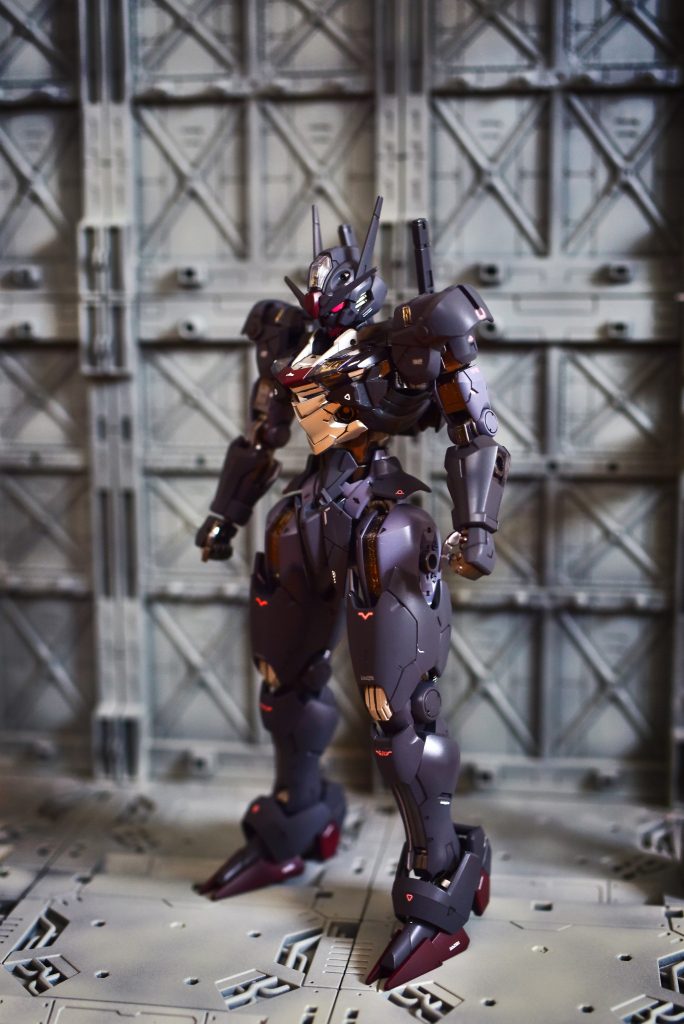 グラスレー寮との決闘後にプロスペラにより、修繕及び装備類の刷新・追加が行われた本編のエアリアル改修型に対し、大型モビルスーツへ改修したというオリジナル設定となります。