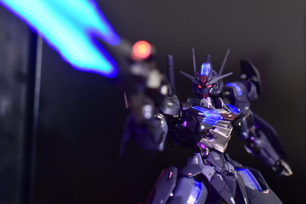 パーメット部分はサイコガンダム機体色にある黄色を表現すると共に、UVライトによりスコア6の青色発光可能としました。そういえばプレミアムバンダイでフルメカニクスガンダムエアリアルパーメットスコア・シックスが発売されますね。