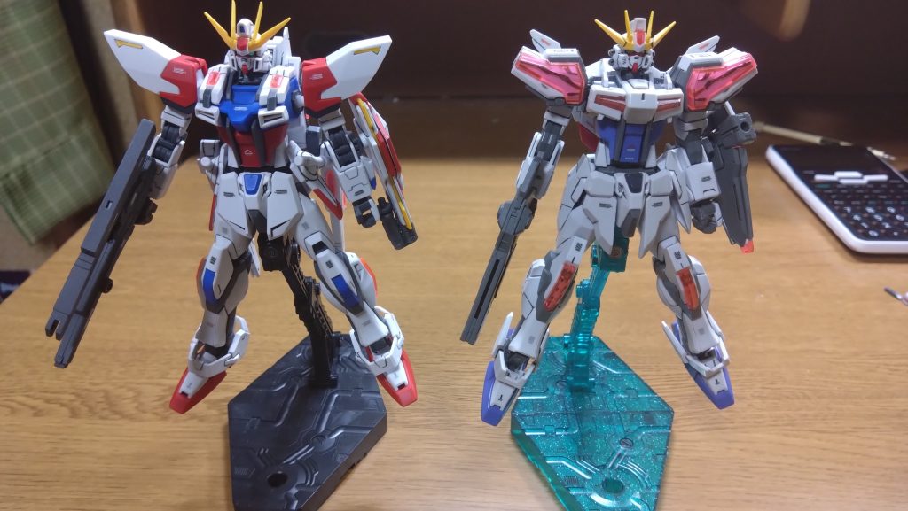 EGビルドストライク エクシードギャラクシーと比較実は裏でEGビルドストライク エクシードギャラクシーを作ってましたw投稿しようと思ってたらうっかり忘れてましたごめんなさい…こうして見ると似てるけどところどころ違いますねEGの方は全体的によりストライクに近い感じがします改めて投稿をあまりにもサボりすぎてごめんなさい…しかも前回の方が写真が綺麗な気がします…    スマホのカメラのご機嫌が少し悪かったみたいです…                    あと背景、ゴチャゴチャしすぎですねw      前回もこんなこと反省点に上げてましたがまるで成長していませんね…                次回からはもうちょっとレベルを上げたいところです