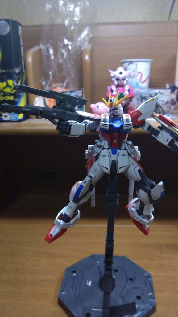 スタービームライフルを構えて本来は白やグリーンなんかで塗り分けしないと劇中のモノにはなりませんがあくまで簡単仕上げなのでグレー一色です