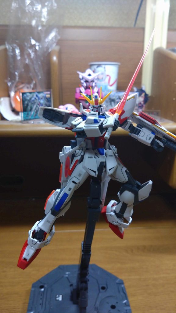 ビームサーベルを構えてってか背景ゴチャゴチャし過ぎだな…余計なものが写りまくってますが気にしないでくださいw