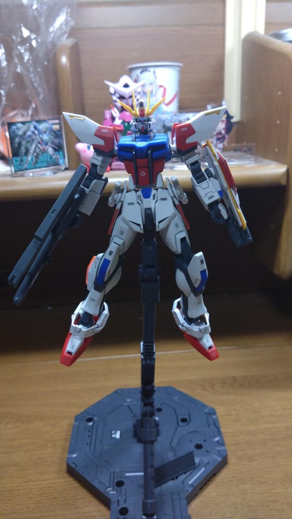 スタービルドストライクガンダム本体ビルドストライクガンダムからの変更点は脚部のパーツが一部違うことですねそれ以外はほぼ一緒ですね武装はスタービームライフル、ビームサーベル、アブソーブシールド、頭部バルカン砲ですね