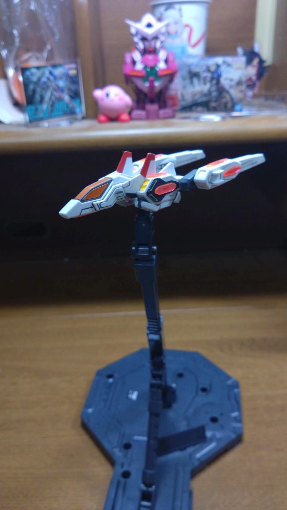 バックパックとなるユニバースブースター白基調でシンプルな見た目ですね