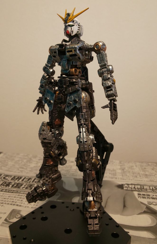 フレームもクレオスの焼鉄色やガンクロームを使って塗り分け、所々ゴールドやカッパーでアクセントを付けています。筆塗りなのでムラだらけですし、何より暗くて分かりづらいですね。