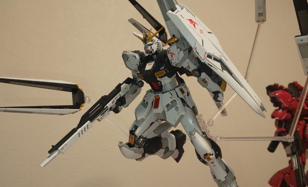 メインの引きです。最後のRGサザビーはまだ筆での部分塗装で作りました。