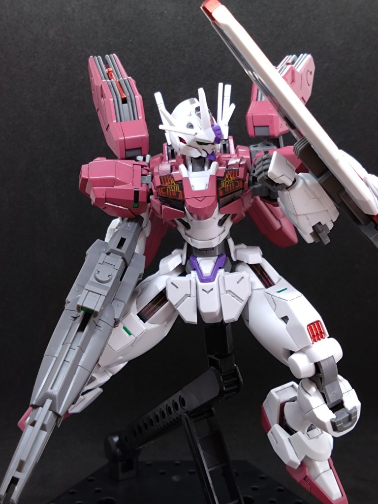 使ったのはガンダムマーカーアドバンスセットです。（これのレッドゴールドがすごくいい色！）ブルーの部分をシャアピンク２、レッドの部分をガンダムパープルで塗ってます。また、セットではないですが、イエロー部分をロイヤルメタレッドで塗りました。