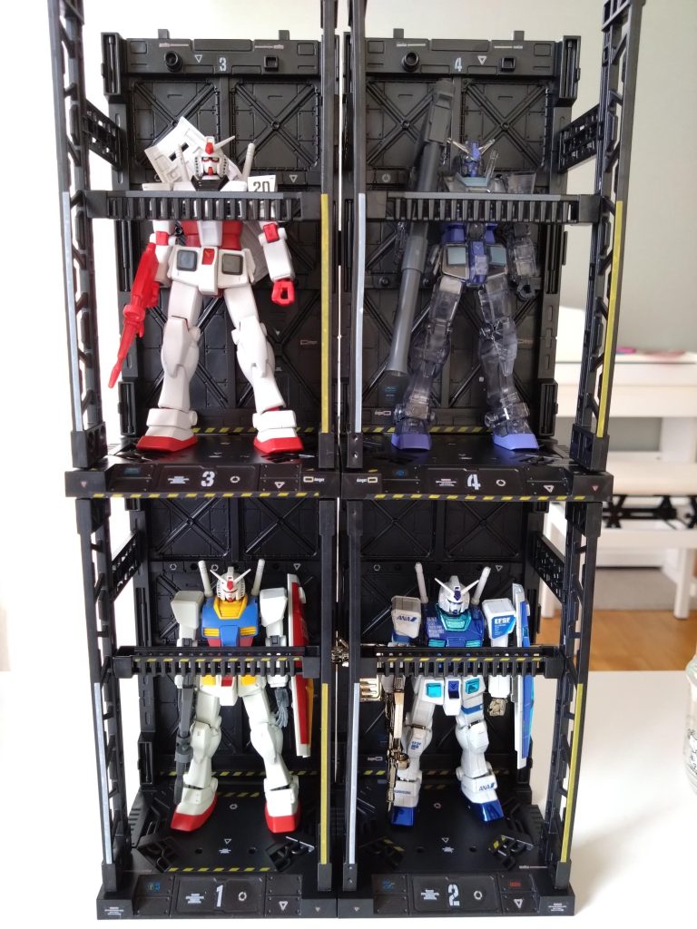 ダイソーのディスプレイベースにセットして飾ってます。最近、これのディテールアップシールが発売されたので、格好良く貼ってみましたこれはいいね!