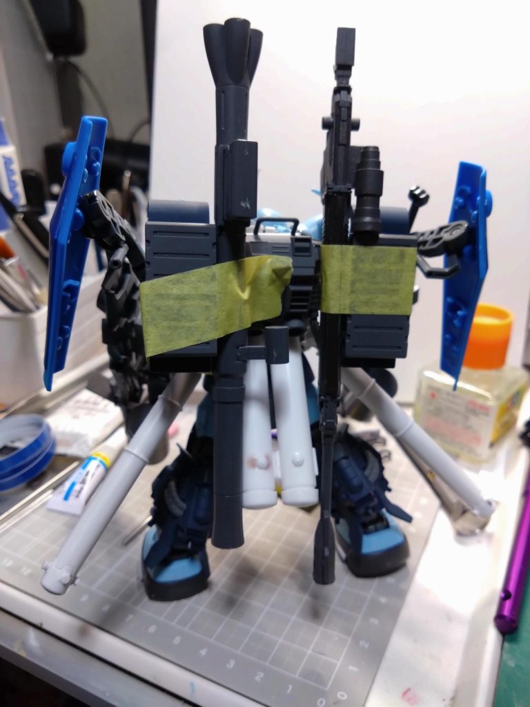 最初の頃はシールド2枚バックパックに付けてサンボルガンダムのようなイメージ。コレは絶対やろうと思い付きましたが、どう固定していくか中々決まりませんでした。写真が残って無かったのですが、ガトリングシールドをバックパックにという案もありましたがガトリングキャノン？みたいでやめました。