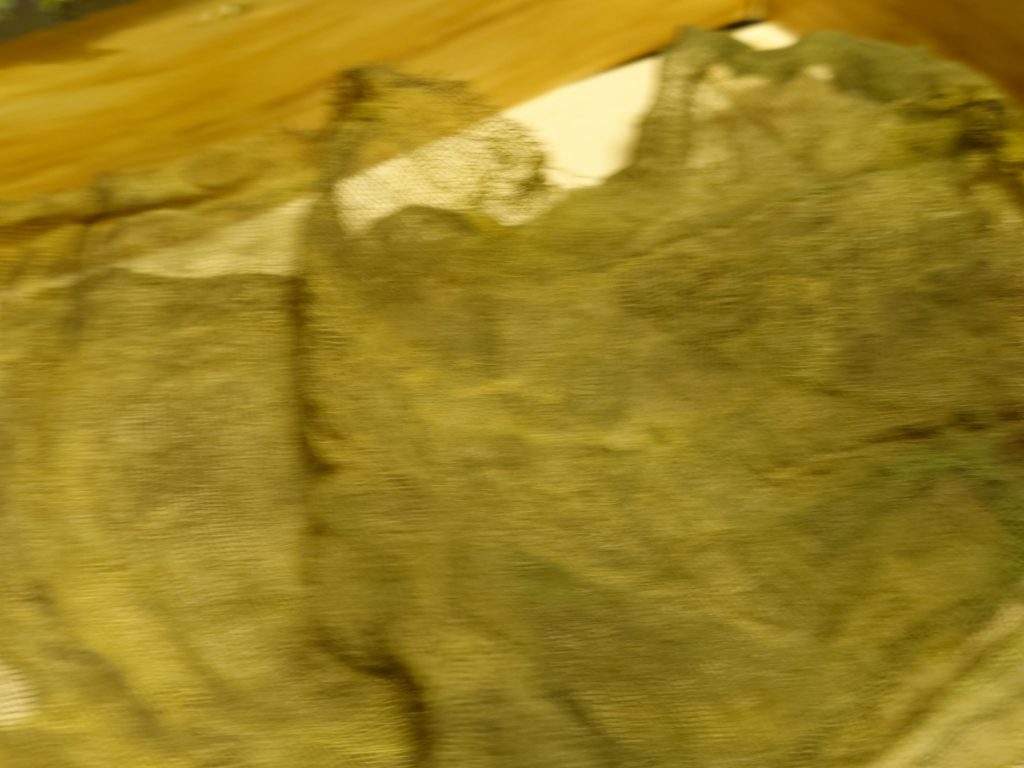 ピンボケですが…。材料は100均のガーゼを紙コップに入れ、カーキや緑色等の100均アクリル絵の具（私は自宅にあった水性塗料）を垂らして割り箸とかでグチャグチャ混ぜる！染まったらダンボールに広げて乾かして完成です。絵の具買っても500円位あれば何枚も作れます(gandam-hand1)  