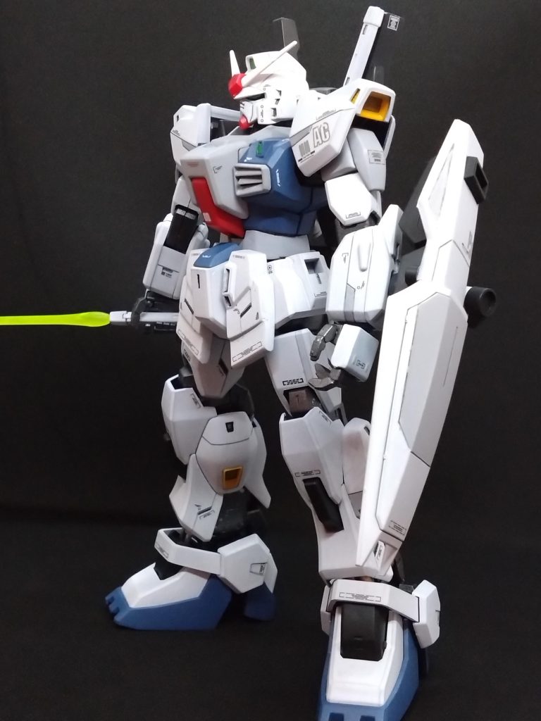 胴体はウェストを前後左右2mm程太く、2mm伸長しました。肩は、いかり肩が気になったので2mm程下げて自然な立ち姿をイメージして改修。腰のアーマーを伸長