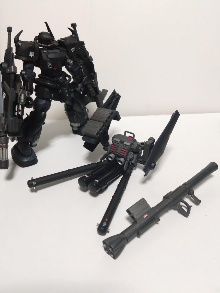 バックパックとバズーカを外して。バックパックのグフシールドはバトルアームアームズからのアームを使用。グフシールドを2枚装備。なんとなくサンボルフルアーマーガンダムのシールドです。当初はサイコグフカスタムってのもアリかなぁと思いましたが高機動型グフカスタムってことにしました。