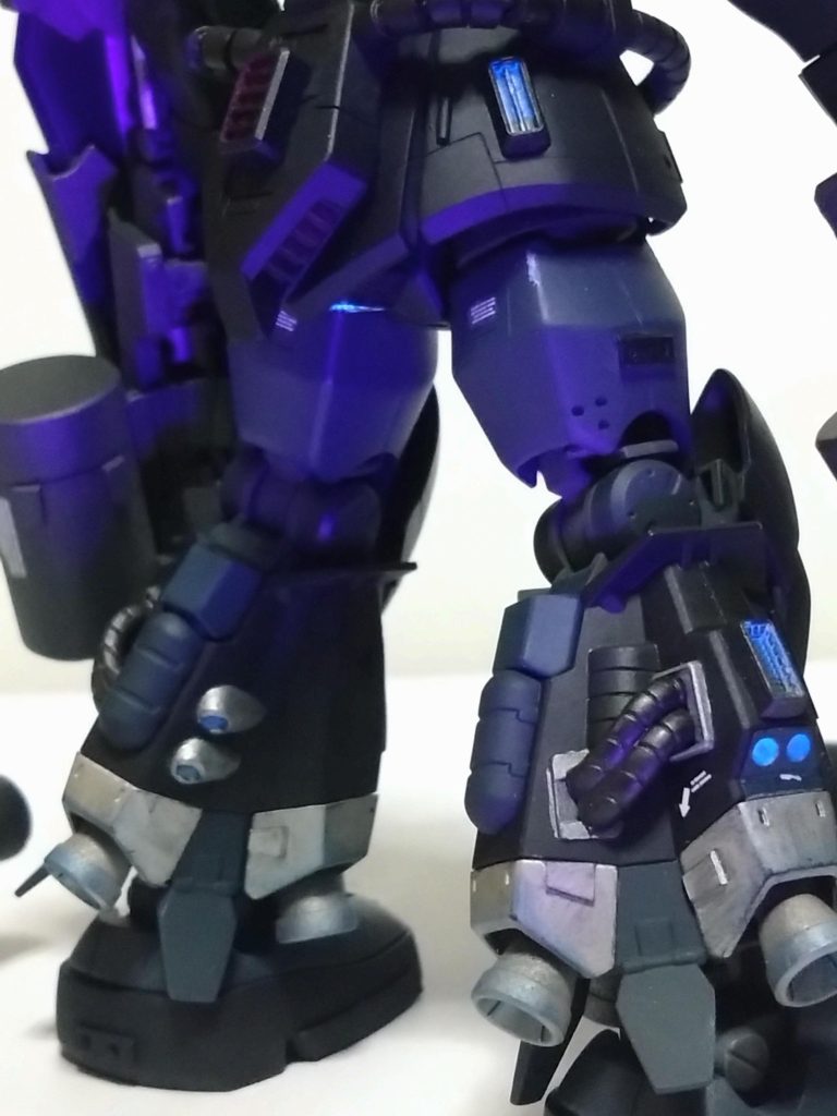 バーニアはチタンシルバーに塗装。ウェザリングマスターで焼きを表現。周りの装甲？にも。 