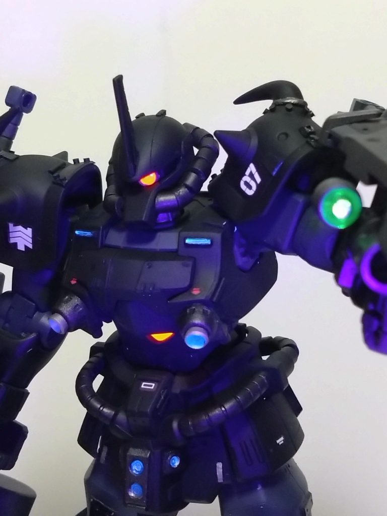 サイコザクのイメージで各部にスラスターを装備してます。 