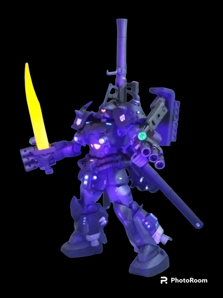 前回のグフカスタムからサーベル借りました。今回のサーベル2本はガイアカラーのスターブライトアイアンで塗装してます。写真が無かったか。