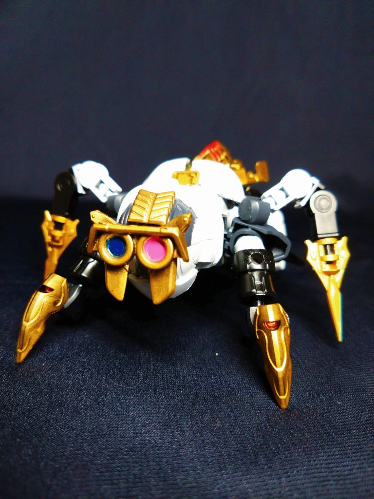 キングオージャーのスパイダークモノスが乗るタランチュラナイトをモチーフに、忍者×騎士をイメージして制作しました。ゴッドタランチュラからの変形と同じく蜘蛛に変形します。