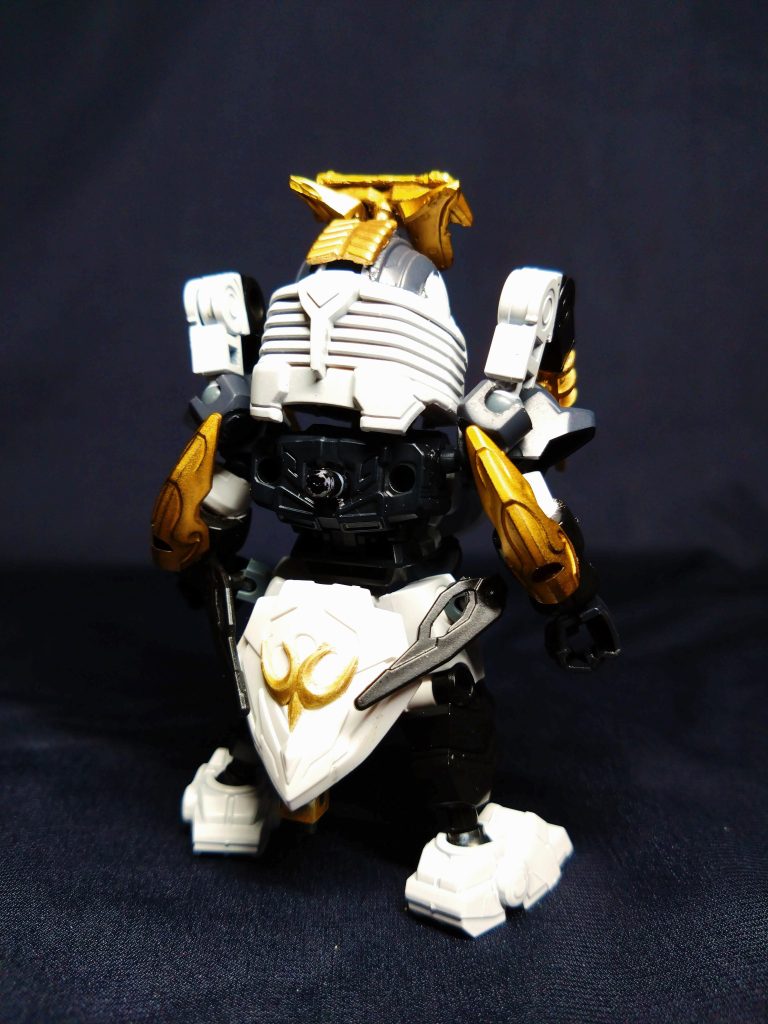 爪が多く刺々しいので後ろ姿は騎士っぽく。蜘蛛の腹上部の王冠は銃の時に邪魔になるので外しています。