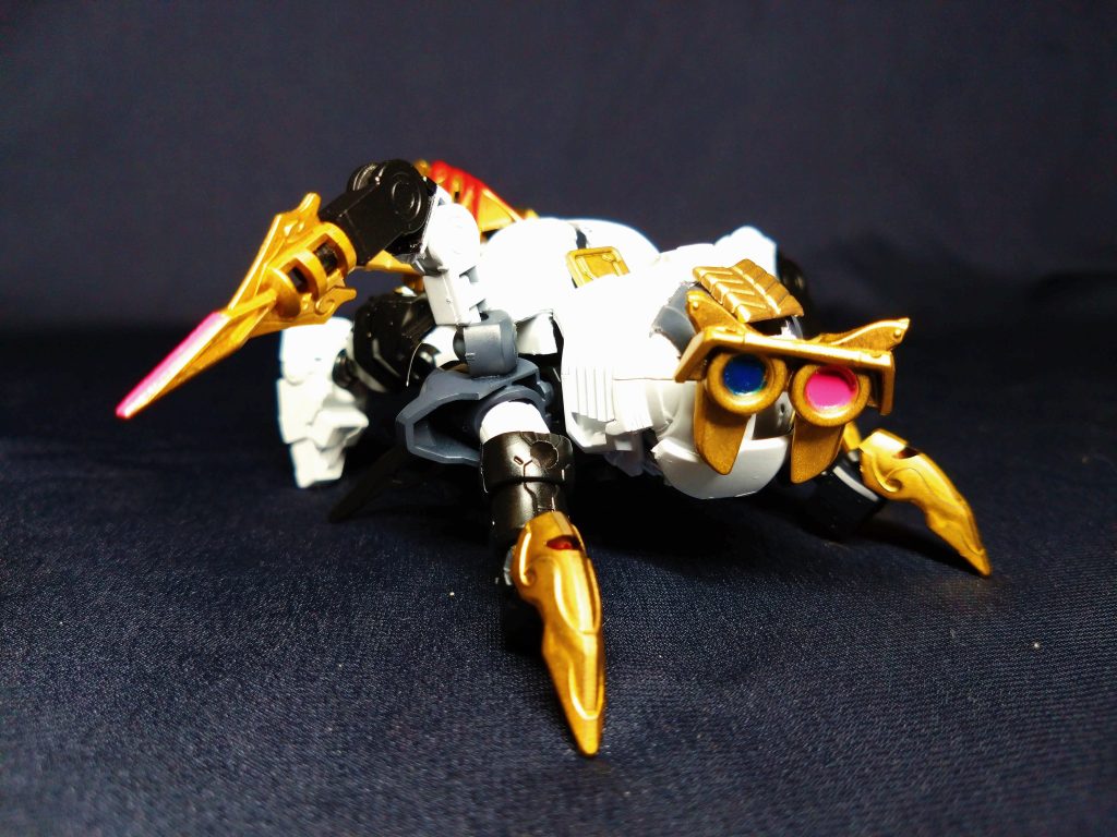 原作とほぼ同じ仕様での変形と合体が可能です。ボールデンとアームズを活用しているので、可動はなかなか優秀。