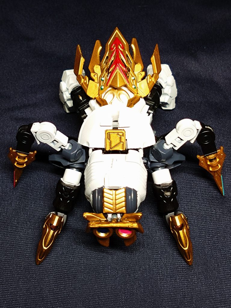 色味とサイズの都合で見づらいですが、サイドスカート部分にボールデンで爪を取り付けてあるので、蜘蛛形態ではちゃんと八本脚になっています。