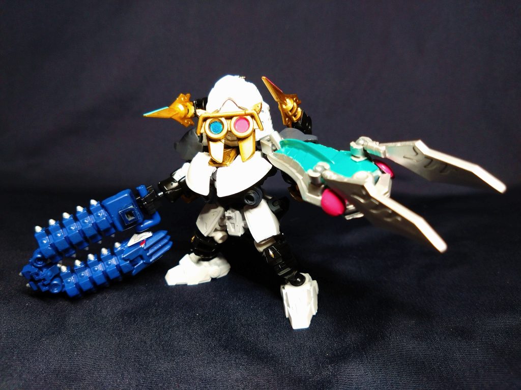 パーツ都合でチェーンソーが大きく見えます。SDなのでハッタリ効いてていい感じ?盾も兼ね備えるブレードはムカデに対して明るめの配色。本体が白のため、原作でもバランスの良い落ち着いたカラーリングに見えました。