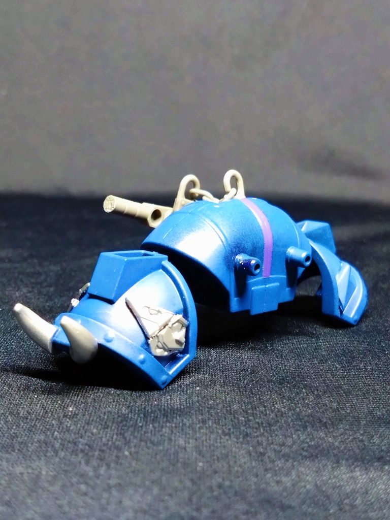 騎士王シュゴッド用のダンゴムシ型のチェーンハンマーです。典韋アッシマーのパーツをアームズで可動させてハンマーになります。持ち手は余剰対策でサイドに取り付けアレンジし、ミニキャノン砲に。小さいゾイドっぽいw