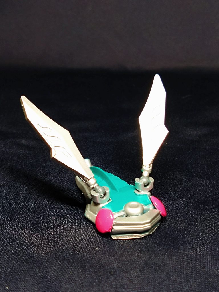 ガンダムタラント用のセミ型の双剣です。ストライク劉備の盾を使い、孫権ガンダムの剣部分を羽にしました。ボールデンで羽↔剣へと可動します。