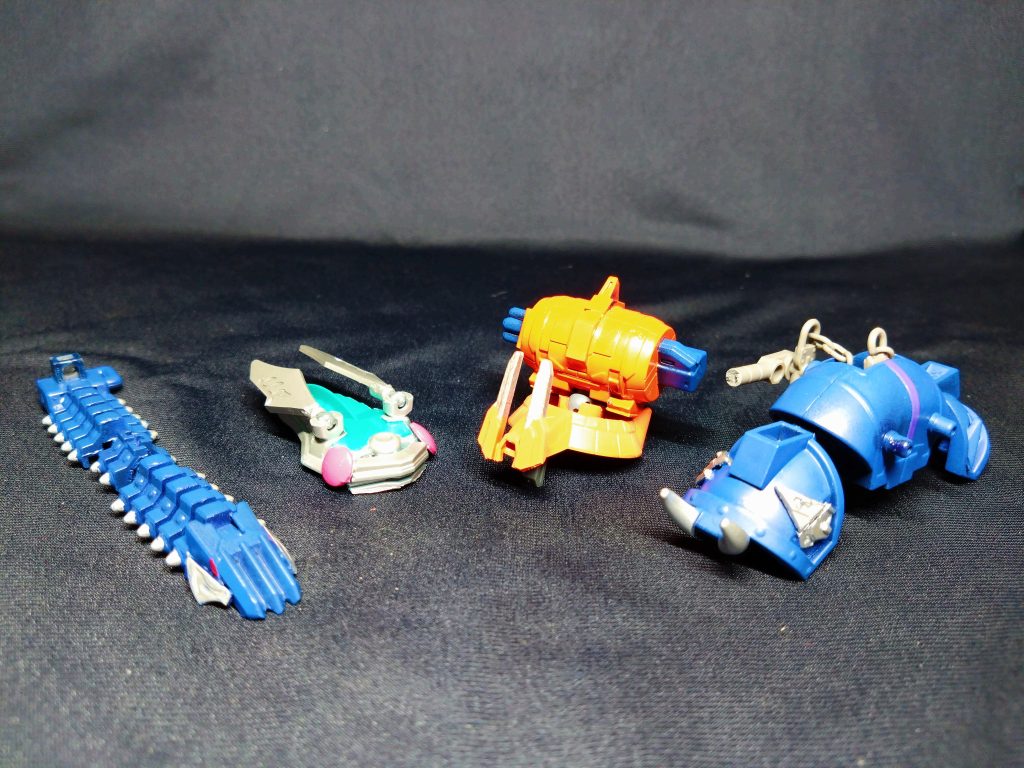 そしてタランチュラナイトと言えばガーディアンウエポンの装備。ムカデとセミを装備し、さらに騎士王シュゴッド用のカタツムリとダンゴムシも制作しました。もちろん20体合体用の布石。三国伝パーツがここでもかなり役立ってくれました。