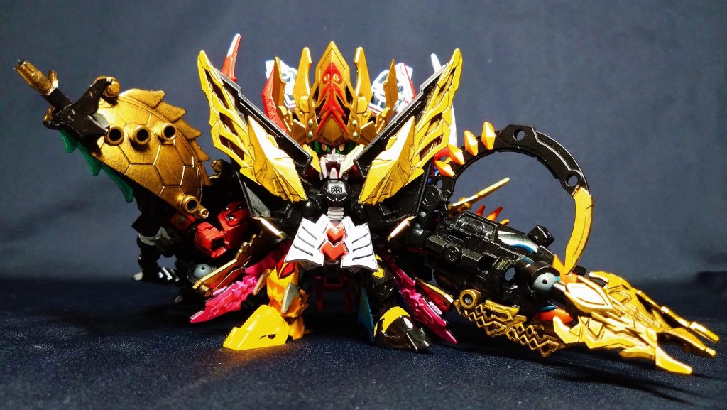 騎士王ガンダムシュゴッド、三大守護神、忍騎士ガンダムタラントが合体した強化形態です。ただでさえもりもりな前回からさらにモリモリになりました。