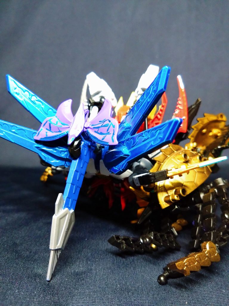 後ろ側から。トンボの羽はタラントの両脇腹に装飾っぽく付けた凹パーツに接続。剣がいい感じに支えにもなるので、重心が後ろでもまったく倒れません。