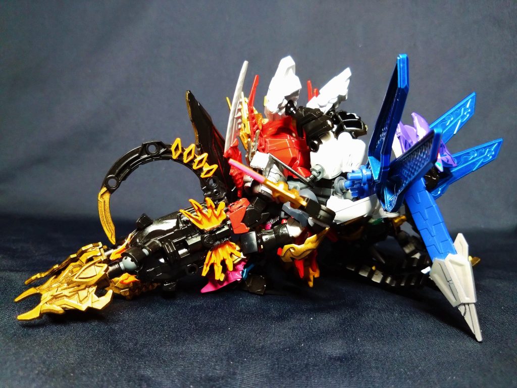 サイドから。背部にSDが一体分追加されただけでなくトンボの羽と剣もあるので、横幅だけでなく前後幅も2.5倍くらいに。