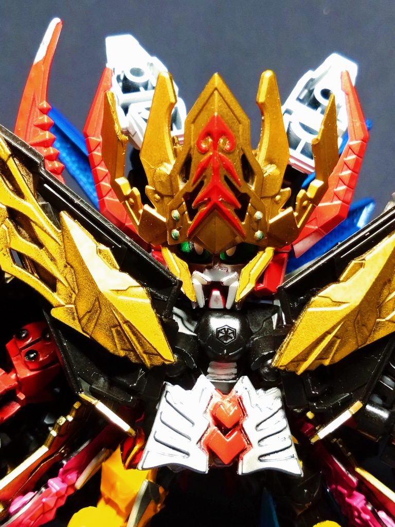 頭部は新規造形の予定でしたが、原作通りタラントの腹部から外した追加の王冠パーツを被せる形に。ナイトストライクのフロントスカートを改修しました。