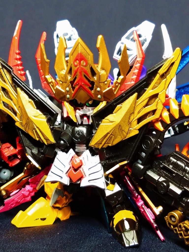 騎士王レジェンドシュゴッドが側近のタラントと合体し力を解放した姿。三つの古代兵器(三大守護神)の他に、タラントが守り続けていた王冠を装備。その強さはさらなる鎧を操るための力となった…