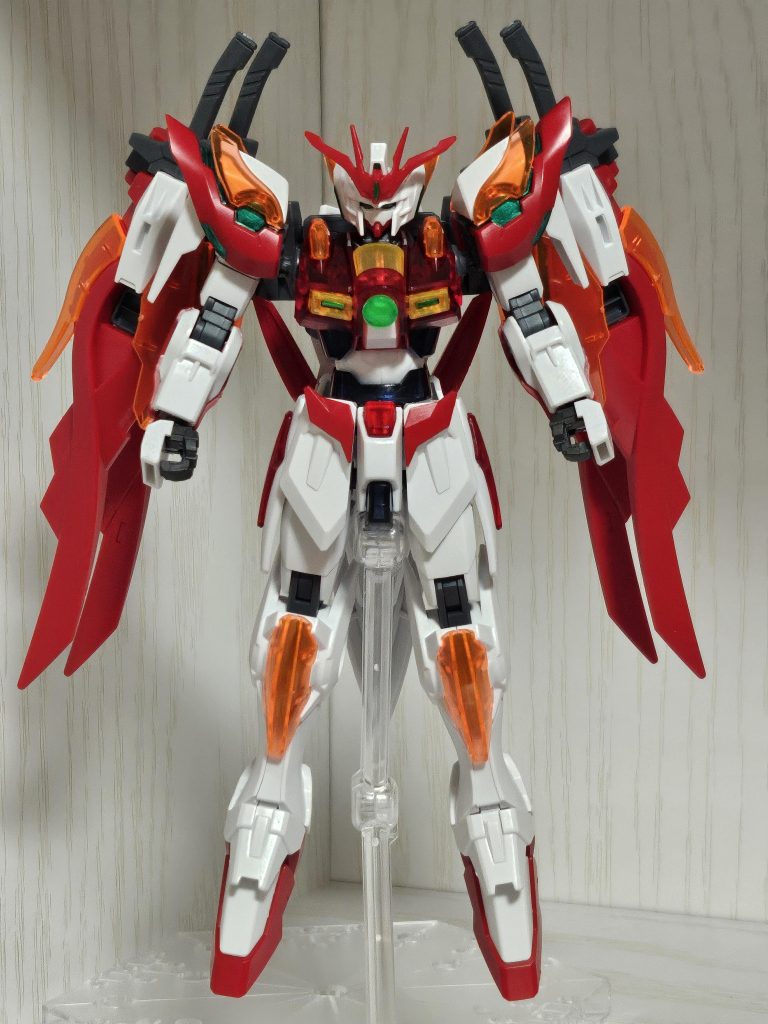 肩部はアストレイレッドフレームから着想を得てパワーローダーが仕込まれている。クリアパーツ増量により、エネルギー効率が向上している。それにより、大剣を軽々と振り回し敵MSを両断。パワー負けする事はない。