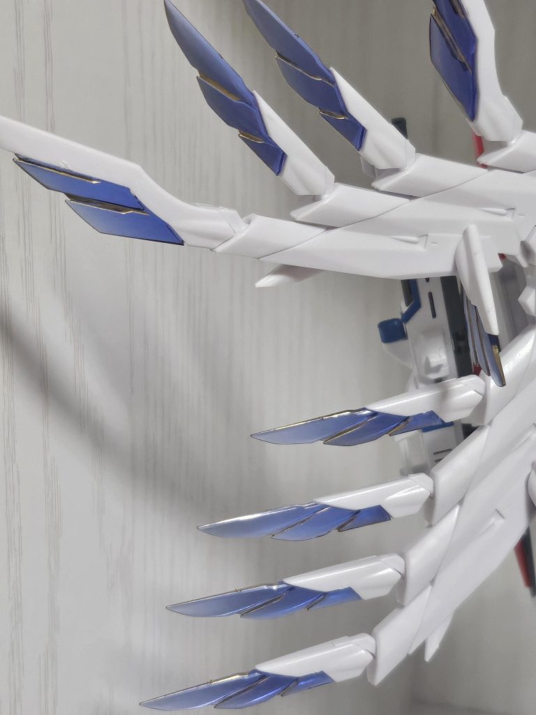 クリアパーツのウイングにはそれぞれガンダムマーカーで金を差し色にあててます。