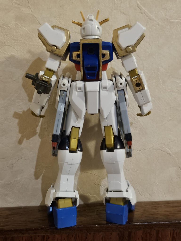 素トライクフリーダム背面ピンバイスで3mm穴を両肘に空けてあるので3mm系装備が可能に。