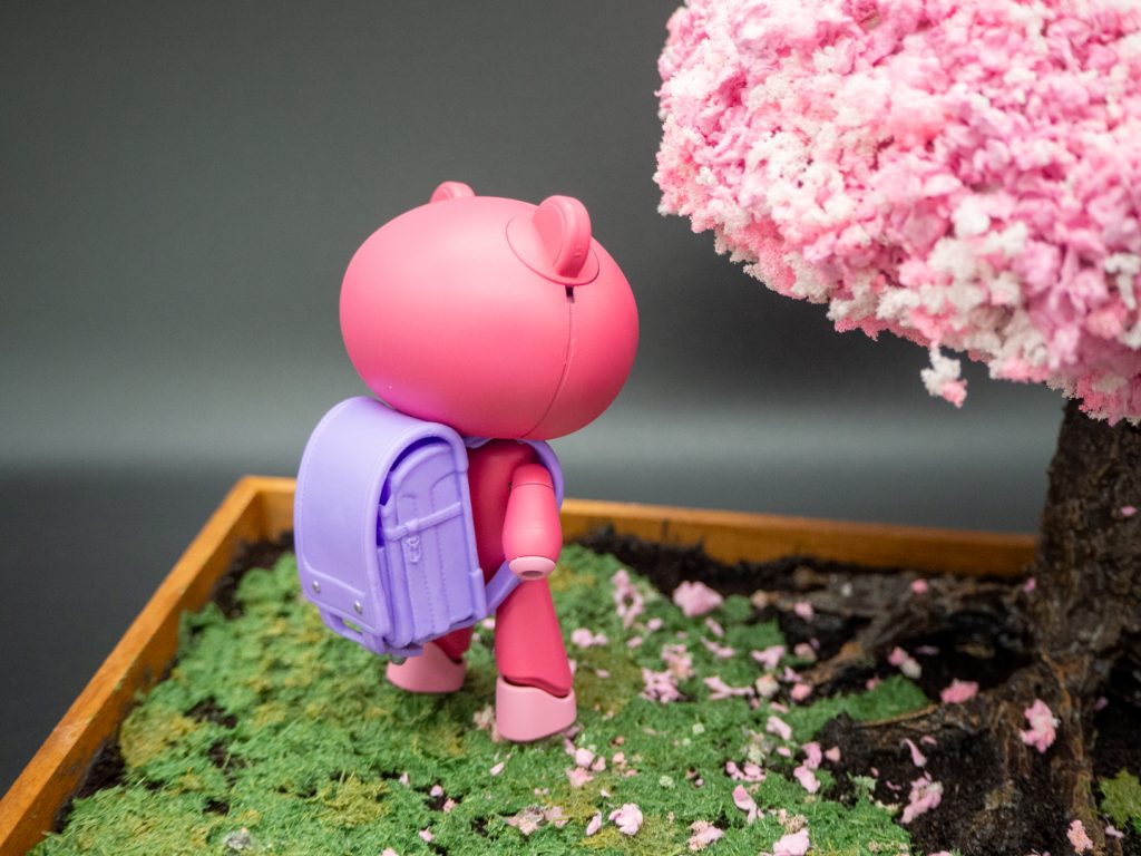 ランドセルが嬉しくて自慢したいようです。