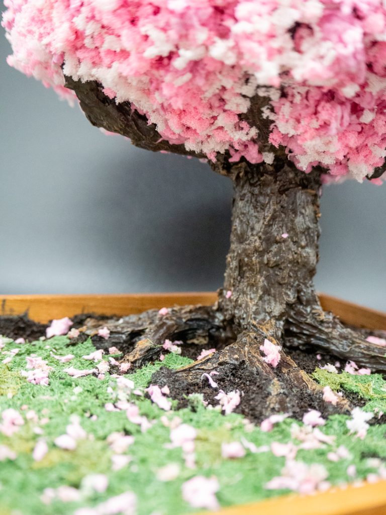 櫻の木は製作工程でも紹介していますが、針金で芯を作り、紙粘土と石膏で造形しています。土はコーヒーの出がらしを敷き詰め、上からタミヤのテクスチャペイント草を塗っています。テクスチャペイントはグリーンとカーキを混ぜて、芝生に表情を付けています。