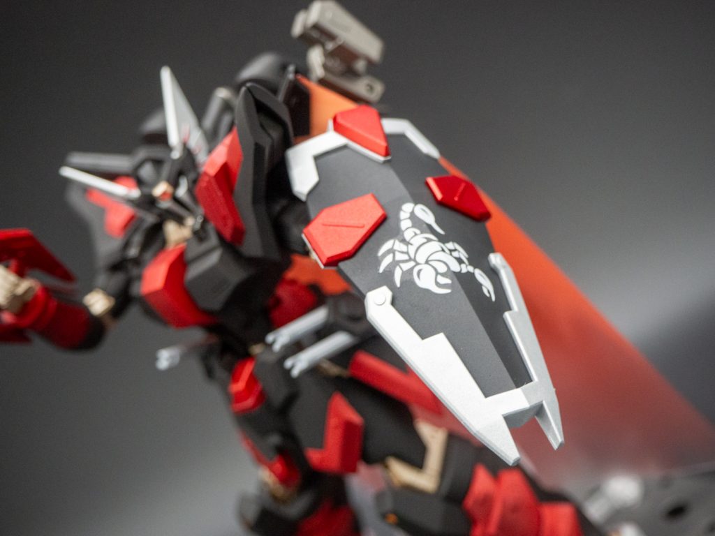 シールドには、サソリのデカールをあしらってみました。スコード、なんとなくスコーピオンを連想させると言う、安易な発想です。