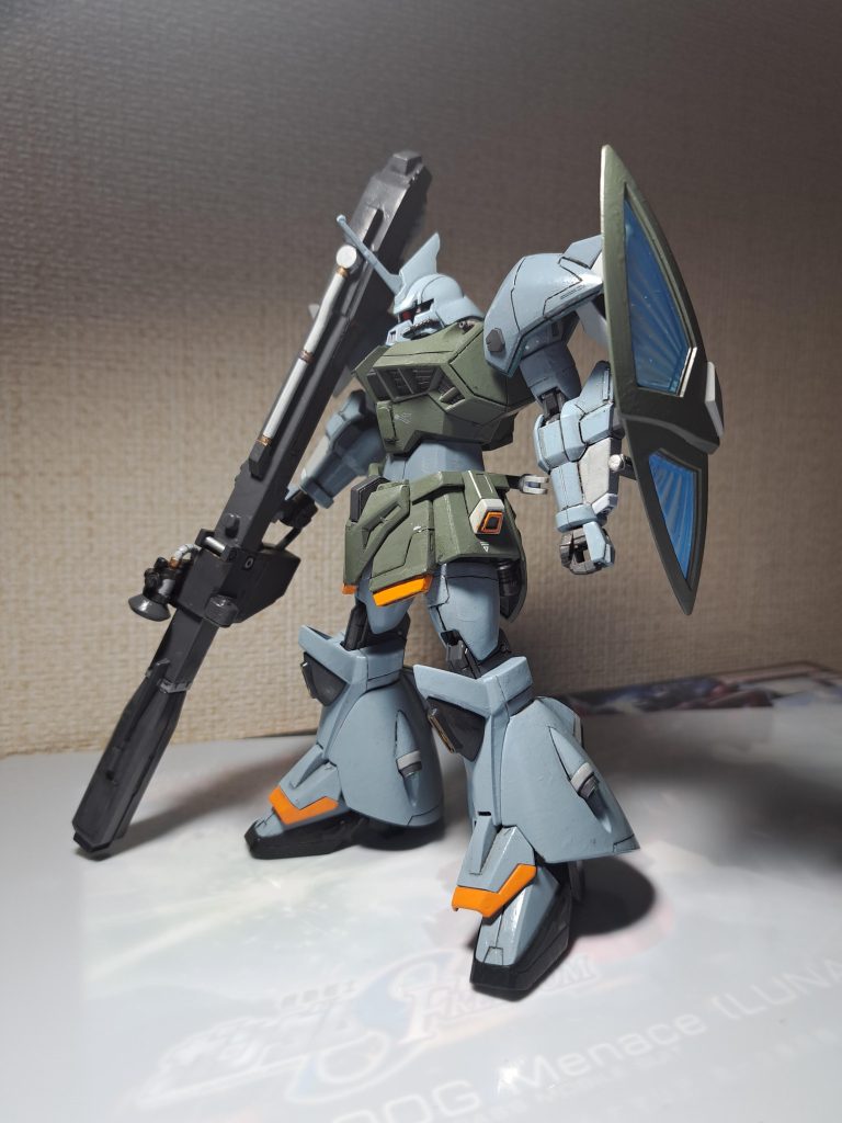 いつも通り加工はしてません。簡単スジボリ、プラ板でディテールアップのつもり。頭のトサカ?やめました。あまり好みではないという事とあくまで名も無いパイロットの一般機という設定で制作。無くてもまぁまぁ良しとしました。