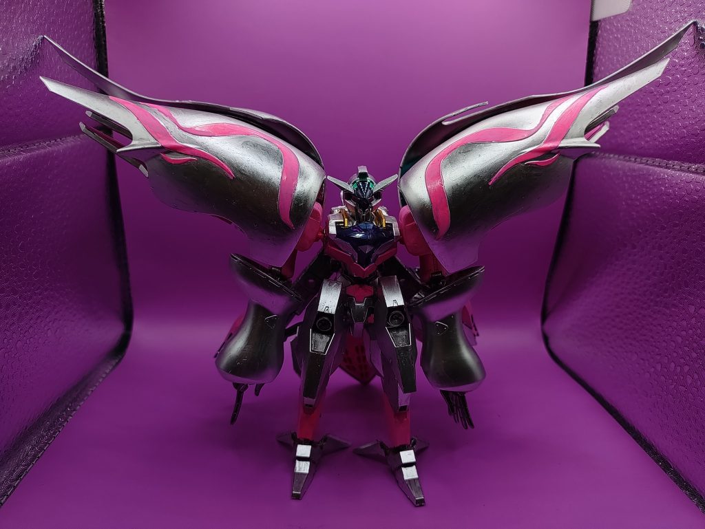 ◯正面キュベレイのカスタム機として元の雰囲気は残しつつ、ガンダムの雰囲気も取り入れた次世代のMSとしてアナハイム社が設計を考案したという設定で作成しました。キュベレイの美しさを保ちつつ、よりスタイリッシュな機体に仕上がったと思います。