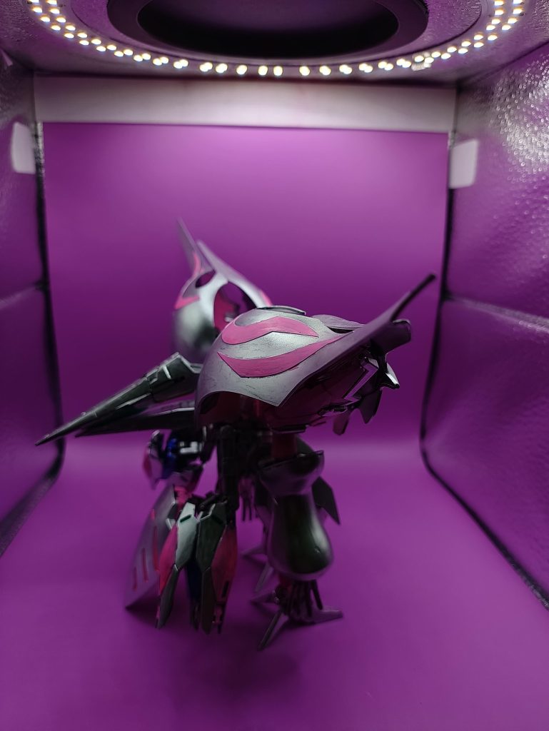 ◯サイド肩の巨大なバインダーが目を引きます。大気圏内でも高機動で戦闘できるように改良がされており、本体の小型化とバインダーの大型化がされています。