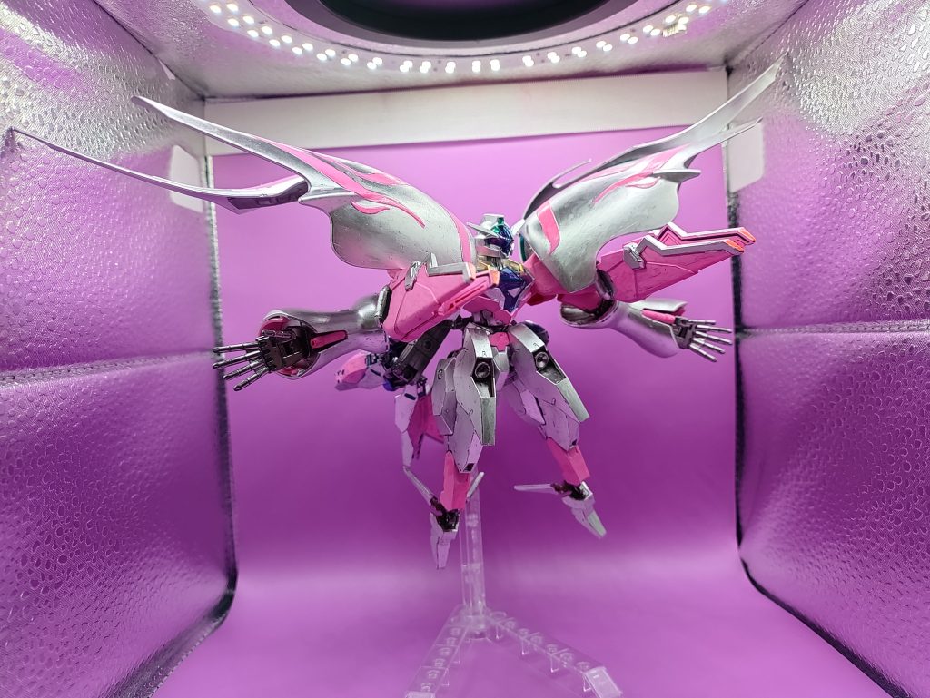 ◯射撃アクションバインダーの中に、フリーダムのように大型火器を装備しており、高機動時、空気抵抗を減らすことが可能になっています。これによって、複数の大型火器を装備しているがスタイリッシュに仕上がっています。